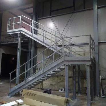 Soppalco interno fabbricato con scala di accesso