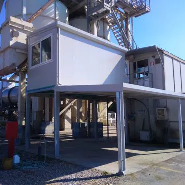 Struttura in ferro con monoblocco sopraelevato ad uso ufficio