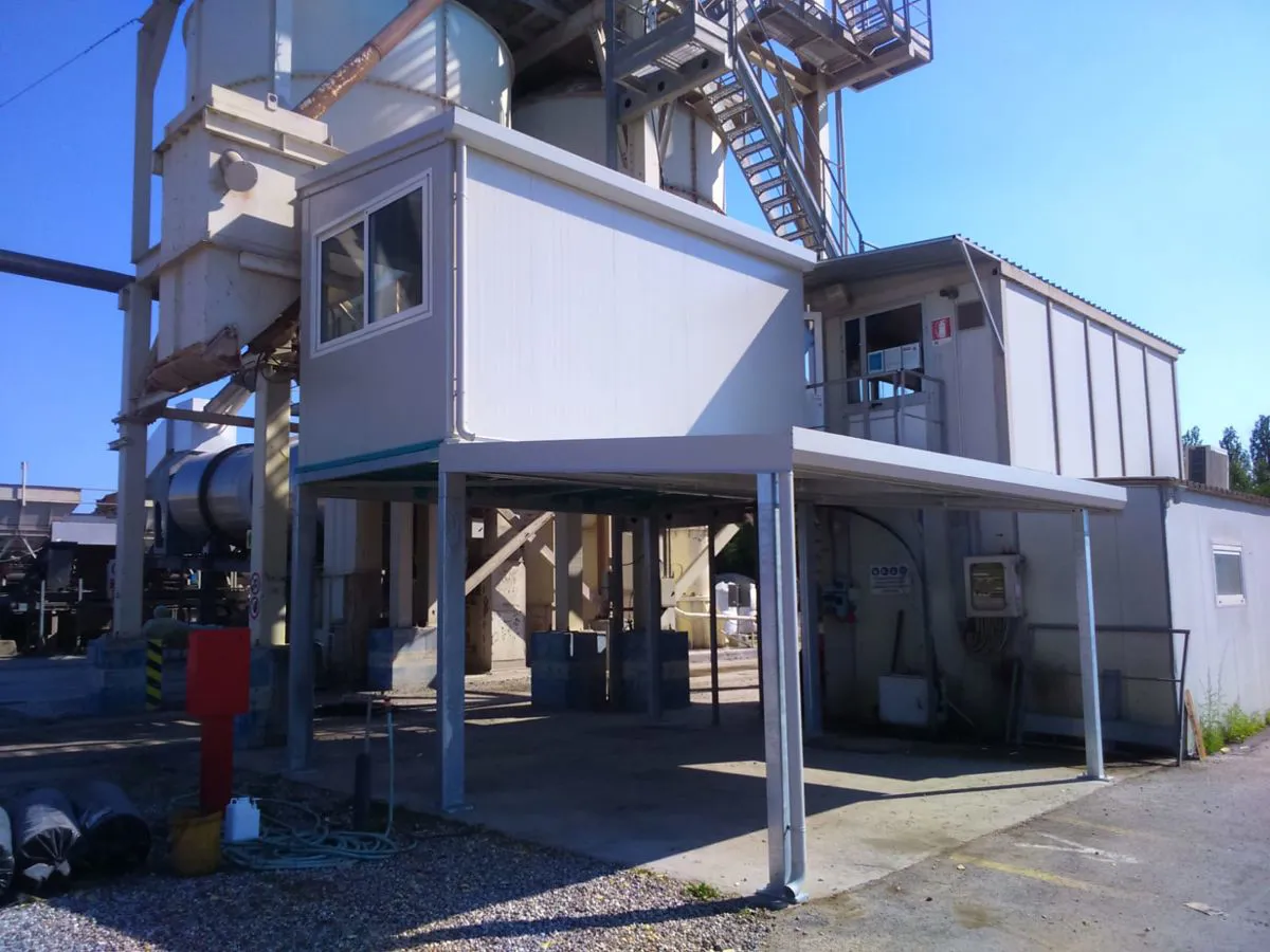 Struttura in ferro con monoblocco sopraelevato ad uso ufficio