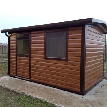 Casetta con pannello perlinato tinta legno tetto unica pendenza